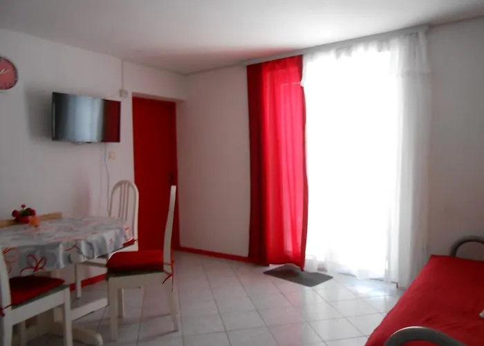 Boutique Julija Βόντιτσε